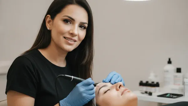 Designer de sobrancelhas: vale a pena investir nessa carreira em 2024?